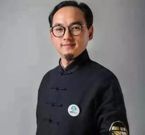 演员钟中,光影交织，演绎人生百态