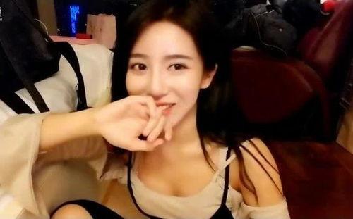 美女主播互相,互动演绎精彩瞬间